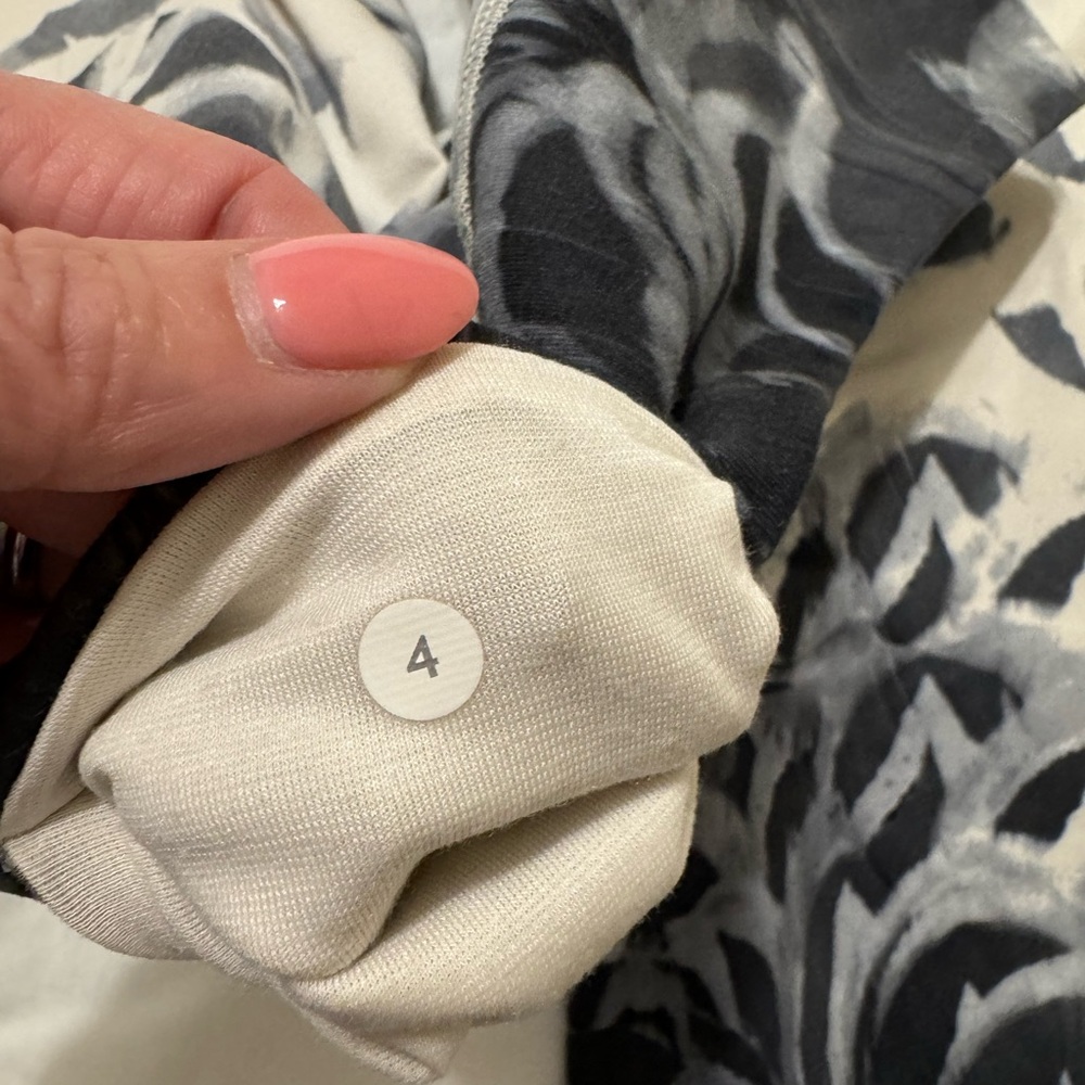 Lululemon leggings size 4 - Picture 3 of 3